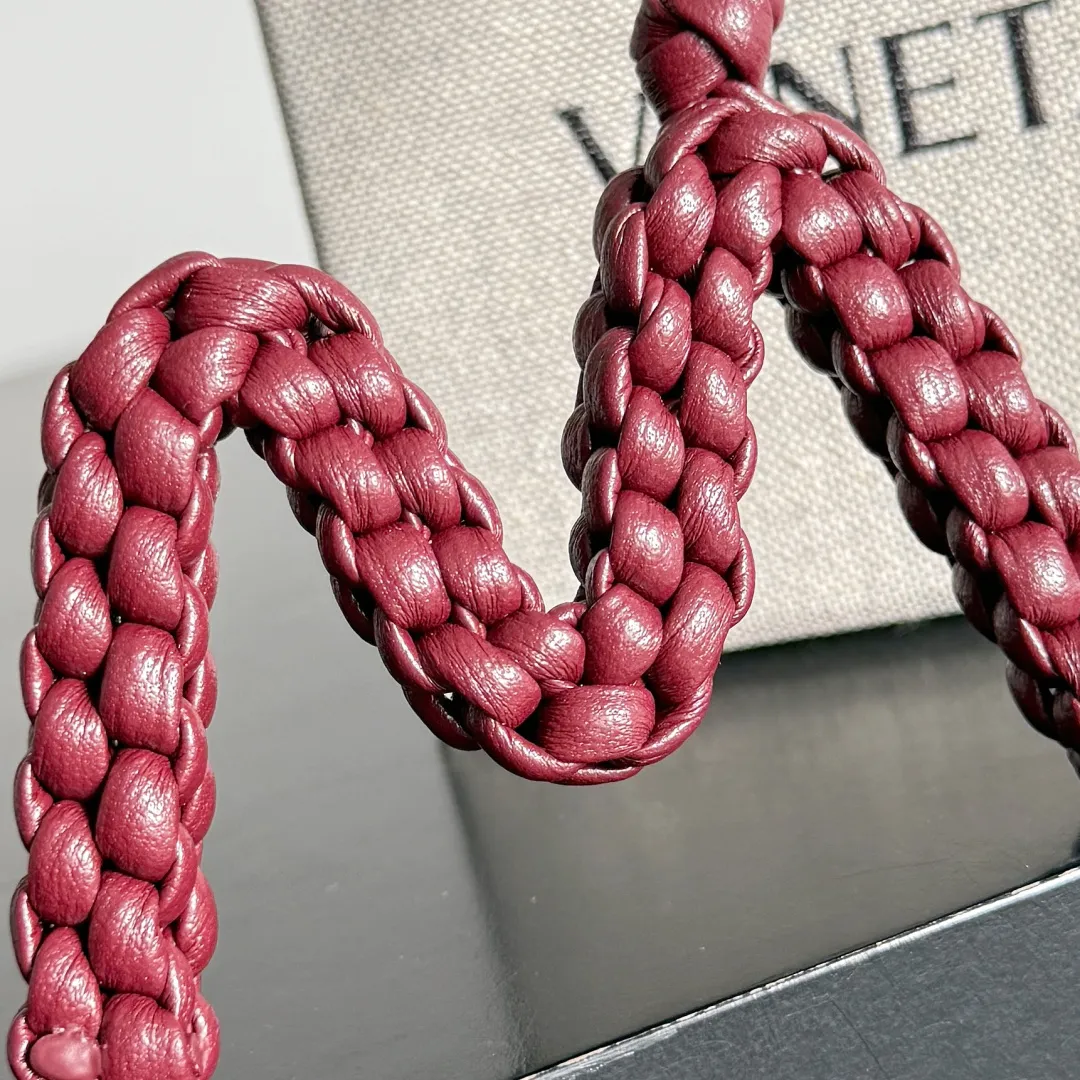Batch 420 Let’s see what new cute little thing BV has released~ It’s this letter pendant, which is different from the puppy pendant. The weaving of this letter is more three-dimensional, and the material is very solid, and it is not easy to deform even if it is folded. Style number: M